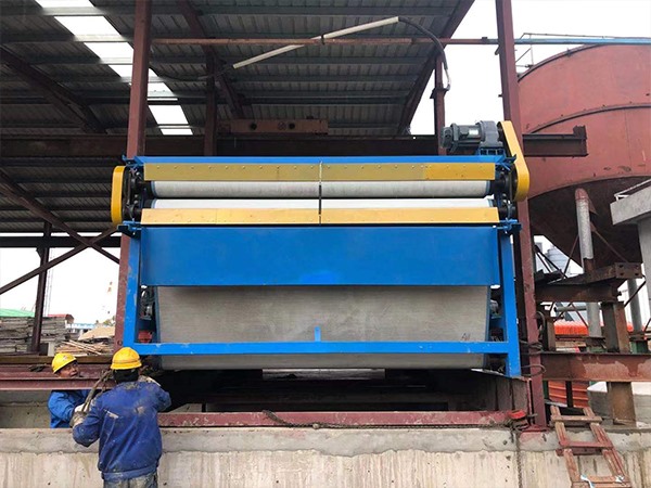 上海打樁污泥脫水帶式壓濾機安裝現(xiàn)場