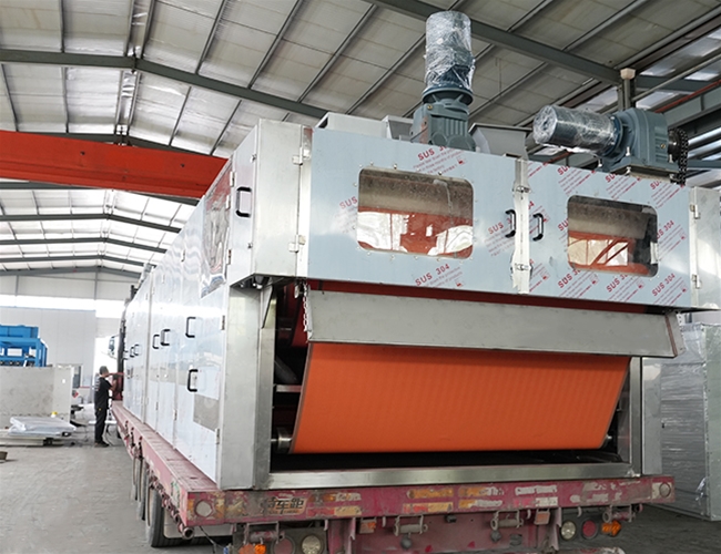 一體式污泥深度脫水機(jī)完工下線，順利啟程發(fā)往內(nèi)蒙古