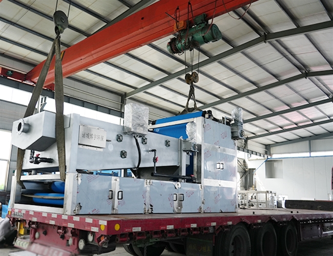 一臺(tái)帶式濃縮脫水一體機(jī)完工發(fā)貨，助力化工企業(yè)污泥處理！